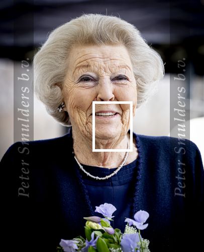 Baar Soestdijk 4 april 2024
Prinses Beatrix onthult het bronzen standbeeld â€˜Het Koninklijk Gezinâ€™ in het park van Paleis Soestdijk. Het groepsportret is in 1996 gemaakt door beeldhouwer Arthur Spronken en bestaat uit de portretten van prinses Beatrix, prins Claus en hun drie zonen.