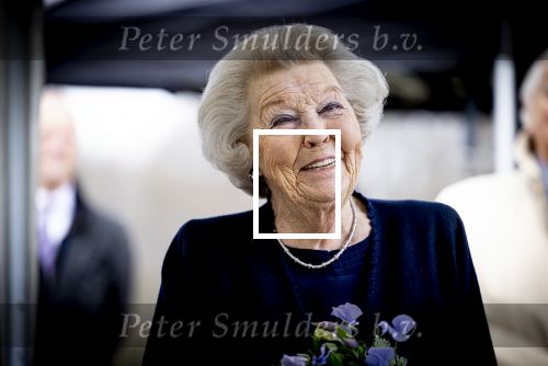 Baar Soestdijk 4 april 2024
Prinses Beatrix onthult het bronzen standbeeld â€˜Het Koninklijk Gezinâ€™ in het park van Paleis Soestdijk. Het groepsportret is in 1996 gemaakt door beeldhouwer Arthur Spronken en bestaat uit de portretten van prinses Beatrix, prins Claus en hun drie zonen.