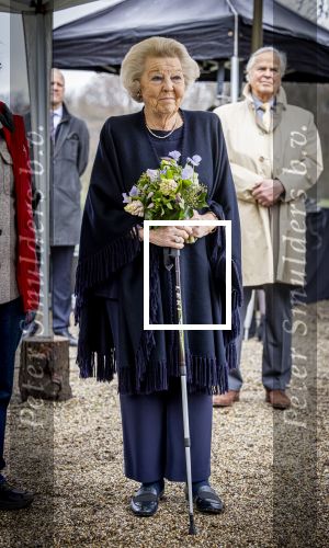 Baar Soestdijk 4 april 2024
Prinses Beatrix onthult het bronzen standbeeld â€˜Het Koninklijk Gezinâ€™ in het park van Paleis Soestdijk. Het groepsportret is in 1996 gemaakt door beeldhouwer Arthur Spronken en bestaat uit de portretten van prinses Beatrix, prins Claus en hun drie zonen.