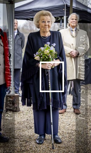 Baar Soestdijk 4 april 2024
Prinses Beatrix onthult het bronzen standbeeld â€˜Het Koninklijk Gezinâ€™ in het park van Paleis Soestdijk. Het groepsportret is in 1996 gemaakt door beeldhouwer Arthur Spronken en bestaat uit de portretten van prinses Beatrix, prins Claus en hun drie zonen.