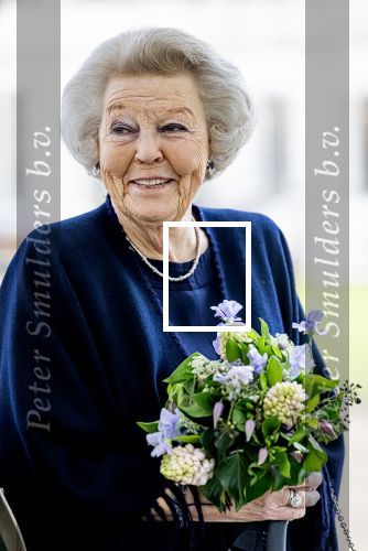 Baar Soestdijk 4 april 2024
Prinses Beatrix onthult het bronzen standbeeld â€˜Het Koninklijk Gezinâ€™ in het park van Paleis Soestdijk. Het groepsportret is in 1996 gemaakt door beeldhouwer Arthur Spronken en bestaat uit de portretten van prinses Beatrix, prins Claus en hun drie zonen.