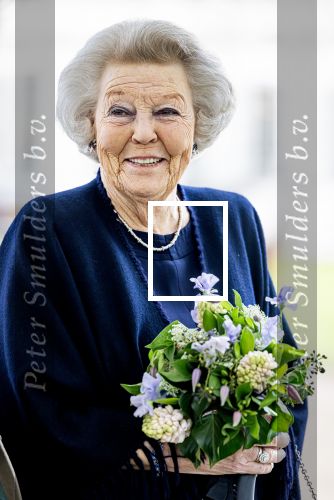 Baar Soestdijk 4 april 2024
Prinses Beatrix onthult het bronzen standbeeld â€˜Het Koninklijk Gezinâ€™ in het park van Paleis Soestdijk. Het groepsportret is in 1996 gemaakt door beeldhouwer Arthur Spronken en bestaat uit de portretten van prinses Beatrix, prins Claus en hun drie zonen.