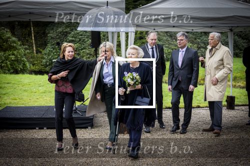 Baar Soestdijk 4 april 2024
Prinses Beatrix onthult het bronzen standbeeld â€˜Het Koninklijk Gezinâ€™ in het park van Paleis Soestdijk. Het groepsportret is in 1996 gemaakt door beeldhouwer Arthur Spronken en bestaat uit de portretten van prinses Beatrix, prins Claus en hun drie zonen.