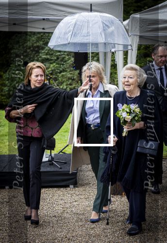 Baar Soestdijk 4 april 2024
Prinses Beatrix onthult het bronzen standbeeld â€˜Het Koninklijk Gezinâ€™ in het park van Paleis Soestdijk. Het groepsportret is in 1996 gemaakt door beeldhouwer Arthur Spronken en bestaat uit de portretten van prinses Beatrix, prins Claus en hun drie zonen.