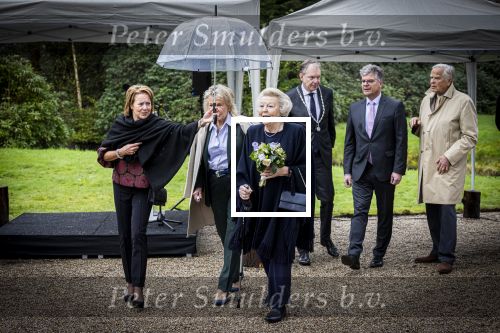 Baar Soestdijk 4 april 2024
Prinses Beatrix onthult het bronzen standbeeld â€˜Het Koninklijk Gezinâ€™ in het park van Paleis Soestdijk. Het groepsportret is in 1996 gemaakt door beeldhouwer Arthur Spronken en bestaat uit de portretten van prinses Beatrix, prins Claus en hun drie zonen.