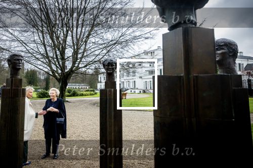 Baar Soestdijk 4 april 2024
Prinses Beatrix onthult het bronzen standbeeld â€˜Het Koninklijk Gezinâ€™ in het park van Paleis Soestdijk. Het groepsportret is in 1996 gemaakt door beeldhouwer Arthur Spronken en bestaat uit de portretten van prinses Beatrix, prins Claus en hun drie zonen.