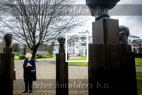 Baar Soestdijk 4 april 2024
Prinses Beatrix onthult het bronzen standbeeld â€˜Het Koninklijk Gezinâ€™ in het park van Paleis Soestdijk. Het groepsportret is in 1996 gemaakt door beeldhouwer Arthur Spronken en bestaat uit de portretten van prinses Beatrix, prins Claus en hun drie zonen.