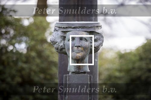 Baar Soestdijk 4 april 2024
Prinses Beatrix onthult het bronzen standbeeld â€˜Het Koninklijk Gezinâ€™ in het park van Paleis Soestdijk. Het groepsportret is in 1996 gemaakt door beeldhouwer Arthur Spronken en bestaat uit de portretten van prinses Beatrix, prins Claus en hun drie zonen.
