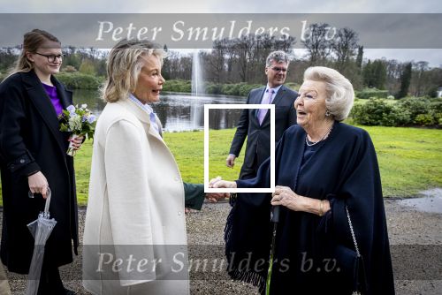 Baar Soestdijk 4 april 2024
Prinses Beatrix onthult het bronzen standbeeld â€˜Het Koninklijk Gezinâ€™ in het park van Paleis Soestdijk. Het groepsportret is in 1996 gemaakt door beeldhouwer Arthur Spronken en bestaat uit de portretten van prinses Beatrix, prins Claus en hun drie zonen. Prinses Beatrix en Maya Meijer