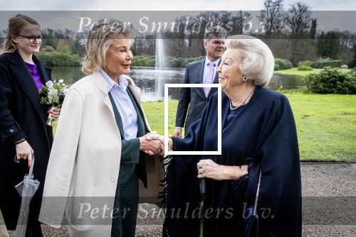 Baar Soestdijk 4 april 2024
Prinses Beatrix onthult het bronzen standbeeld â€˜Het Koninklijk Gezinâ€™ in het park van Paleis Soestdijk. Het groepsportret is in 1996 gemaakt door beeldhouwer Arthur Spronken en bestaat uit de portretten van prinses Beatrix, prins Claus en hun drie zonen. Prinses Beatrix en Maya Meijer