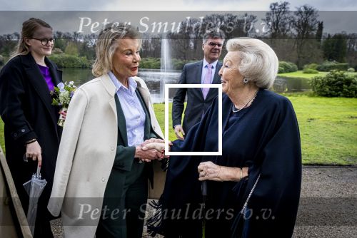 Baar Soestdijk 4 april 2024
Prinses Beatrix onthult het bronzen standbeeld â€˜Het Koninklijk Gezinâ€™ in het park van Paleis Soestdijk. Het groepsportret is in 1996 gemaakt door beeldhouwer Arthur Spronken en bestaat uit de portretten van prinses Beatrix, prins Claus en hun drie zonen. Prinses Beatrix en Maya Meijer