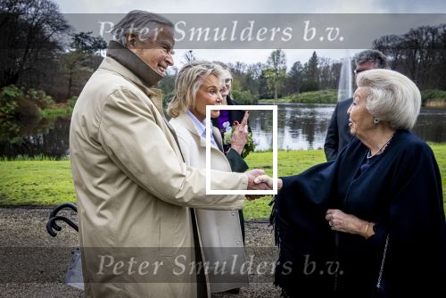 Baar Soestdijk 4 april 2024
Prinses Beatrix onthult het bronzen standbeeld â€˜Het Koninklijk Gezinâ€™ in het park van Paleis Soestdijk. Het groepsportret is in 1996 gemaakt door beeldhouwer Arthur Spronken en bestaat uit de portretten van prinses Beatrix, prins Claus en hun drie zonen. Prinses Beatrix en Maya Meijer