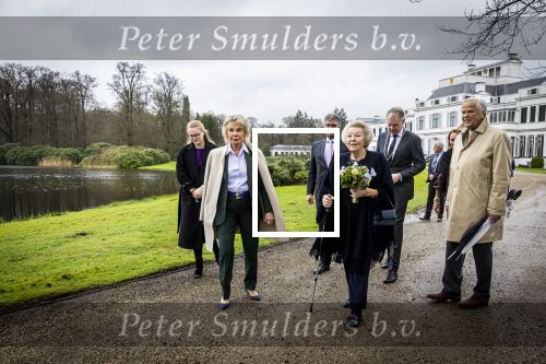 Baar Soestdijk 4 april 2024
Prinses Beatrix onthult het bronzen standbeeld â€˜Het Koninklijk Gezinâ€™ in het park van Paleis Soestdijk. Het groepsportret is in 1996 gemaakt door beeldhouwer Arthur Spronken en bestaat uit de portretten van prinses Beatrix, prins Claus en hun drie zonen. Prinses Beatrix en Maya Meijer