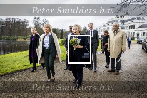 Baar Soestdijk 4 april 2024
Prinses Beatrix onthult het bronzen standbeeld â€˜Het Koninklijk Gezinâ€™ in het park van Paleis Soestdijk. Het groepsportret is in 1996 gemaakt door beeldhouwer Arthur Spronken en bestaat uit de portretten van prinses Beatrix, prins Claus en hun drie zonen. Prinses Beatrix en Maya Meijer