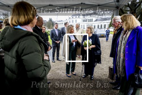 Baar Soestdijk 4 april 2024
Prinses Beatrix onthult het bronzen standbeeld â€˜Het Koninklijk Gezinâ€™ in het park van Paleis Soestdijk. Het groepsportret is in 1996 gemaakt door beeldhouwer Arthur Spronken en bestaat uit de portretten van prinses Beatrix, prins Claus en hun drie zonen. Prinses Beatrix en Maya Meijer