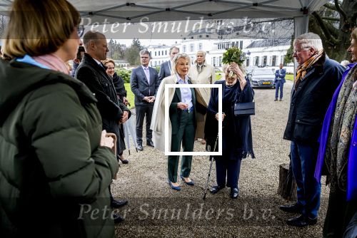 Baar Soestdijk 4 april 2024
Prinses Beatrix onthult het bronzen standbeeld â€˜Het Koninklijk Gezinâ€™ in het park van Paleis Soestdijk. Het groepsportret is in 1996 gemaakt door beeldhouwer Arthur Spronken en bestaat uit de portretten van prinses Beatrix, prins Claus en hun drie zonen. Prinses Beatrix en Maya Meijer