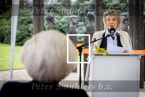 Baar Soestdijk 4 april 2024
Prinses Beatrix onthult het bronzen standbeeld â€˜Het Koninklijk Gezinâ€™ in het park van Paleis Soestdijk. Het groepsportret is in 1996 gemaakt door beeldhouwer Arthur Spronken en bestaat uit de portretten van prinses Beatrix, prins Claus en hun drie zonen. Prinses Beatrix en Maya Meijer