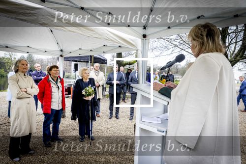 Baar Soestdijk 4 april 2024
Prinses Beatrix onthult het bronzen standbeeld â€˜Het Koninklijk Gezinâ€™ in het park van Paleis Soestdijk. Het groepsportret is in 1996 gemaakt door beeldhouwer Arthur Spronken en bestaat uit de portretten van prinses Beatrix, prins Claus en hun drie zonen. Prinses Beatrix en Maya Meijer