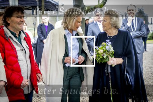 Baar Soestdijk 4 april 2024
Prinses Beatrix onthult het bronzen standbeeld â€˜Het Koninklijk Gezinâ€™ in het park van Paleis Soestdijk. Het groepsportret is in 1996 gemaakt door beeldhouwer Arthur Spronken en bestaat uit de portretten van prinses Beatrix, prins Claus en hun drie zonen. Prinses Beatrix en Maya Meijer