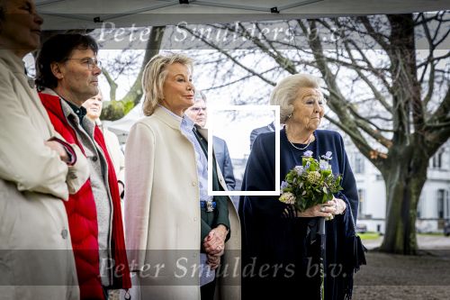 Baar Soestdijk 4 april 2024
Prinses Beatrix onthult het bronzen standbeeld â€˜Het Koninklijk Gezinâ€™ in het park van Paleis Soestdijk. Het groepsportret is in 1996 gemaakt door beeldhouwer Arthur Spronken en bestaat uit de portretten van prinses Beatrix, prins Claus en hun drie zonen. Prinses Beatrix en Maya Meijer