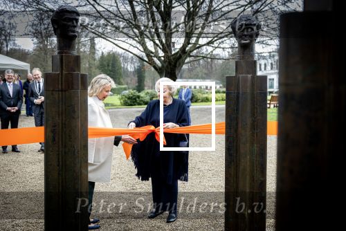 Baar Soestdijk 4 april 2024
Prinses Beatrix onthult het bronzen standbeeld â€˜Het Koninklijk Gezinâ€™ in het park van Paleis Soestdijk. Het groepsportret is in 1996 gemaakt door beeldhouwer Arthur Spronken en bestaat uit de portretten van prinses Beatrix, prins Claus en hun drie zonen. Prinses Beatrix en Maya Meijer