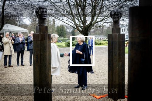 Baar Soestdijk 4 april 2024
Prinses Beatrix onthult het bronzen standbeeld â€˜Het Koninklijk Gezinâ€™ in het park van Paleis Soestdijk. Het groepsportret is in 1996 gemaakt door beeldhouwer Arthur Spronken en bestaat uit de portretten van prinses Beatrix, prins Claus en hun drie zonen. Prinses Beatrix en Maya Meijer