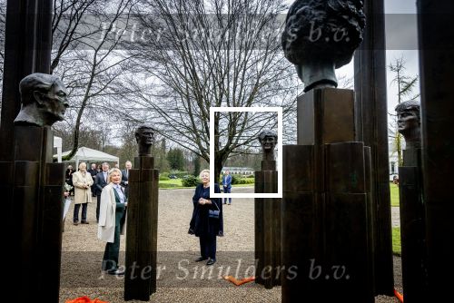 Baar Soestdijk 4 april 2024
Prinses Beatrix onthult het bronzen standbeeld â€˜Het Koninklijk Gezinâ€™ in het park van Paleis Soestdijk. Het groepsportret is in 1996 gemaakt door beeldhouwer Arthur Spronken en bestaat uit de portretten van prinses Beatrix, prins Claus en hun drie zonen. Prinses Beatrix en Maya Meijer