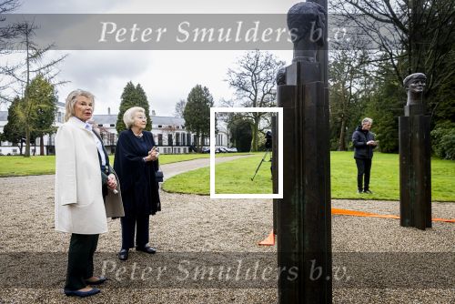 Baar Soestdijk 4 april 2024
Prinses Beatrix onthult het bronzen standbeeld â€˜Het Koninklijk Gezinâ€™ in het park van Paleis Soestdijk. Het groepsportret is in 1996 gemaakt door beeldhouwer Arthur Spronken en bestaat uit de portretten van prinses Beatrix, prins Claus en hun drie zonen. Prinses Beatrix en Maya Meijer
