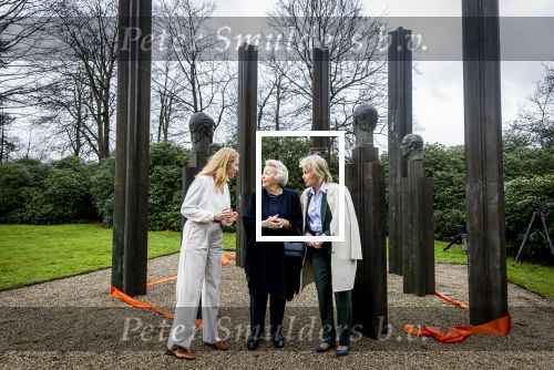 Baar Soestdijk 4 april 2024
Prinses Beatrix onthult het bronzen standbeeld â€˜Het Koninklijk Gezinâ€™ in het park van Paleis Soestdijk. Het groepsportret is in 1996 gemaakt door beeldhouwer Arthur Spronken en bestaat uit de portretten van prinses Beatrix, prins Claus en hun drie zonen. Prinses Beatrix en Maya Meijer