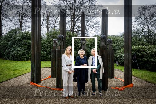 Baar Soestdijk 4 april 2024
Prinses Beatrix onthult het bronzen standbeeld â€˜Het Koninklijk Gezinâ€™ in het park van Paleis Soestdijk. Het groepsportret is in 1996 gemaakt door beeldhouwer Arthur Spronken en bestaat uit de portretten van prinses Beatrix, prins Claus en hun drie zonen. Prinses Beatrix en Maya Meijer