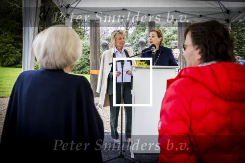 Baar Soestdijk 4 april 2024
Prinses Beatrix onthult het bronzen standbeeld â€˜Het Koninklijk Gezinâ€™ in het park van Paleis Soestdijk. Het groepsportret is in 1996 gemaakt door beeldhouwer Arthur Spronken en bestaat uit de portretten van prinses Beatrix, prins Claus en hun drie zonen. Prinses Beatrix en Maya Meijer
