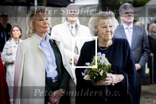 Baar Soestdijk 4 april 2024
Prinses Beatrix onthult het bronzen standbeeld â€˜Het Koninklijk Gezinâ€™ in het park van Paleis Soestdijk. Het groepsportret is in 1996 gemaakt door beeldhouwer Arthur Spronken en bestaat uit de portretten van prinses Beatrix, prins Claus en hun drie zonen. Prinses Beatrix en Maya Meijer