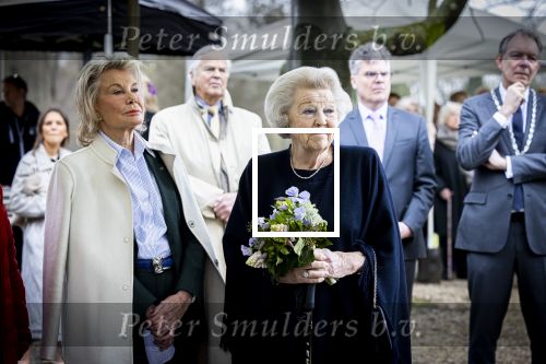 Baar Soestdijk 4 april 2024
Prinses Beatrix onthult het bronzen standbeeld â€˜Het Koninklijk Gezinâ€™ in het park van Paleis Soestdijk. Het groepsportret is in 1996 gemaakt door beeldhouwer Arthur Spronken en bestaat uit de portretten van prinses Beatrix, prins Claus en hun drie zonen. Prinses Beatrix en Maya Meijer