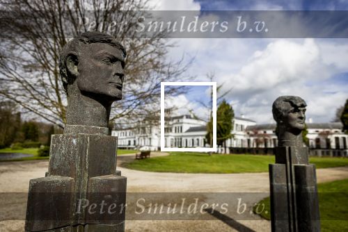 Baar Soestdijk 4 april 2024
Prinses Beatrix onthult het bronzen standbeeld â€˜Het Koninklijk Gezinâ€™ in het park van Paleis Soestdijk. Het groepsportret is in 1996 gemaakt door beeldhouwer Arthur Spronken en bestaat uit de portretten van prinses Beatrix, prins Claus en hun drie zonen.