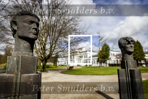 Baar Soestdijk 4 april 2024
Prinses Beatrix onthult het bronzen standbeeld â€˜Het Koninklijk Gezinâ€™ in het park van Paleis Soestdijk. Het groepsportret is in 1996 gemaakt door beeldhouwer Arthur Spronken en bestaat uit de portretten van prinses Beatrix, prins Claus en hun drie zonen.