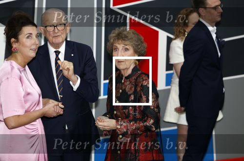 Amsterdam 18 april 2024
Contraprestatie
Koning Felipe en Koningin Letizia bieden het Koninklijk Paar een receptie aan in Museum STRAAT in Amsterdam. Hierbij is ook de Prinses van Oranje aanwezig. Tijdens de receptie openen de Koninklijke Paren een expositie van tien Spaanse en Nederlandse muurschilders. De tentoonstelling is tot en met 2 juni te bezoeken. Na de receptie neemt het Koninklijk Paar afscheid van de Spaanse Koning en Koningin. Aanwezig Koning Felipe Koningin Letizia Koning Willem Alexnader Koningin Maxima Prinses Amalia Prinses Margriet en Mr Pieter v Vollenhoven.