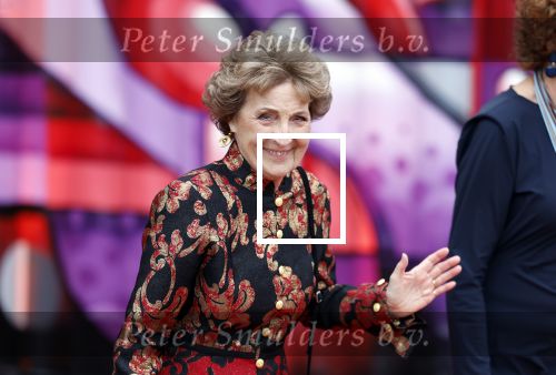 Amsterdam 18 april 2024
Contraprestatie
Koning Felipe en Koningin Letizia bieden het Koninklijk Paar een receptie aan in Museum STRAAT in Amsterdam. Hierbij is ook de Prinses van Oranje aanwezig. Tijdens de receptie openen de Koninklijke Paren een expositie van tien Spaanse en Nederlandse muurschilders. De tentoonstelling is tot en met 2 juni te bezoeken. Na de receptie neemt het Koninklijk Paar afscheid van de Spaanse Koning en Koningin. Aanwezig Koning Felipe Koningin Letizia Koning Willem Alexnader Koningin Maxima Prinses Amalia Prinses Margriet en Mr Pieter v Vollenhoven.