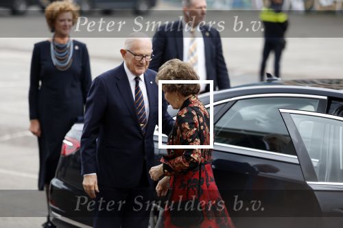 Amsterdam 18 april 2024
Contraprestatie
Koning Felipe en Koningin Letizia bieden het Koninklijk Paar een receptie aan in Museum STRAAT in Amsterdam. Hierbij is ook de Prinses van Oranje aanwezig. Tijdens de receptie openen de Koninklijke Paren een expositie van tien Spaanse en Nederlandse muurschilders. De tentoonstelling is tot en met 2 juni te bezoeken. Na de receptie neemt het Koninklijk Paar afscheid van de Spaanse Koning en Koningin. Aanwezig Koning Felipe Koningin Letizia Koning Willem Alexnader Koningin Maxima Prinses Amalia Prinses Margriet en Mr Pieter v Vollenhoven.