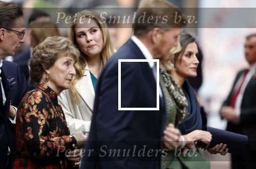 Amsterdam 18 april 2024
Contraprestatie
Koning Felipe en Koningin Letizia bieden het Koninklijk Paar een receptie aan in Museum STRAAT in Amsterdam. Hierbij is ook de Prinses van Oranje aanwezig. Tijdens de receptie openen de Koninklijke Paren een expositie van tien Spaanse en Nederlandse muurschilders. De tentoonstelling is tot en met 2 juni te bezoeken. Na de receptie neemt het Koninklijk Paar afscheid van de Spaanse Koning en Koningin. Aanwezig Koning Felipe Koningin Letizia Koning Willem Alexnader Koningin Maxima Prinses Amalia Prinses Margriet en Mr Pieter v Vollenhoven.