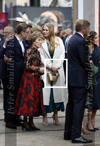 Amsterdam 18 april 2024
Contraprestatie
Koning Felipe en Koningin Letizia bieden het Koninklijk Paar een receptie aan in Museum STRAAT in Amsterdam. Hierbij is ook de Prinses van Oranje aanwezig. Tijdens de receptie openen de Koninklijke Paren een expositie van tien Spaanse en Nederlandse muurschilders. De tentoonstelling is tot en met 2 juni te bezoeken. Na de receptie neemt het Koninklijk Paar afscheid van de Spaanse Koning en Koningin. Aanwezig Koning Felipe Koningin Letizia Koning Willem Alexnader Koningin Maxima Prinses Amalia Prinses Margriet en Mr Pieter v Vollenhoven.