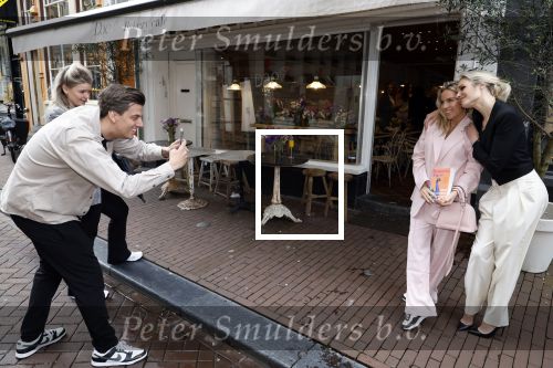 Amsterdam 16 april 2024
Boekpresentatie Kimberley Klaver. Haar 2e boek heet Zuid moeders hebben geen geheimen. Rob Kemps Esther Vedder en Stephanie Klaver