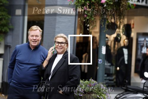 Amsterdam 7 oktober 2021
Ronald Koeman en zijn vrouw Bartina Koeman op de cornelis schuytstraat .