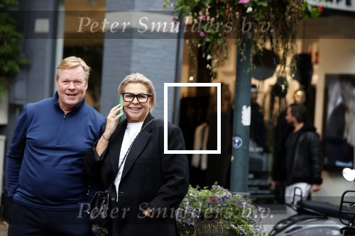 Amsterdam 7 oktober 2021
Ronald Koeman en zijn vrouw Bartina Koeman op de cornelis schuytstraat .