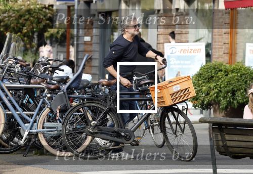 Amsterdam 12 april 2024
Victor Reinier op de fiets in Amsterdam zuid.