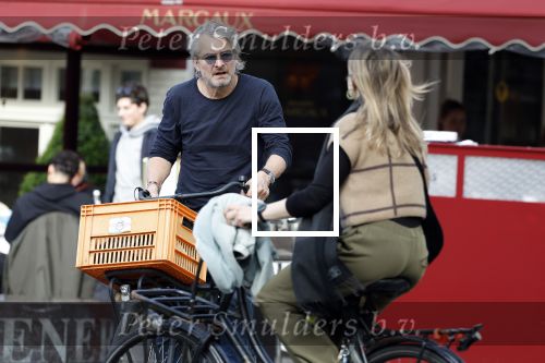 Amsterdam 12 april 2024
Victor Reinier op de fiets in Amsterdam zuid.