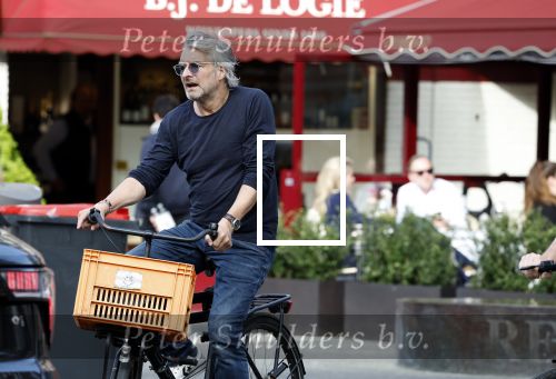 Amsterdam 12 april 2024
Victor Reinier op de fiets in Amsterdam zuid.