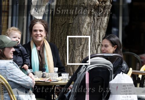 Amsterdam 23 april 2024
Xandra Brood met haar dochters Holly Brood en Lola Brood met zoontje op terras in Amsterdam zuid.