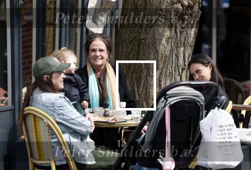Amsterdam 23 april 2024
Xandra Brood met haar dochters Holly Brood en Lola Brood met zoontje op terras in Amsterdam zuid.