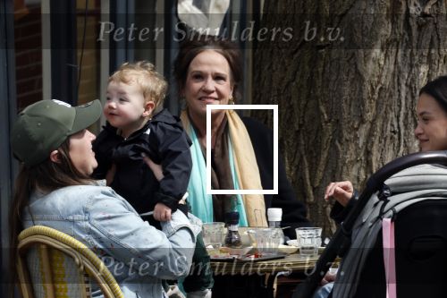 Amsterdam 23 april 2024
Xandra Brood met haar dochters Holly Brood en Lola Brood met zoontje op terras in Amsterdam zuid.
