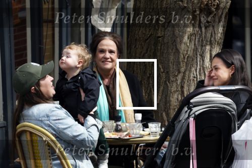 Amsterdam 23 april 2024
Xandra Brood met haar dochters Holly Brood en Lola Brood met zoontje op terras in Amsterdam zuid.